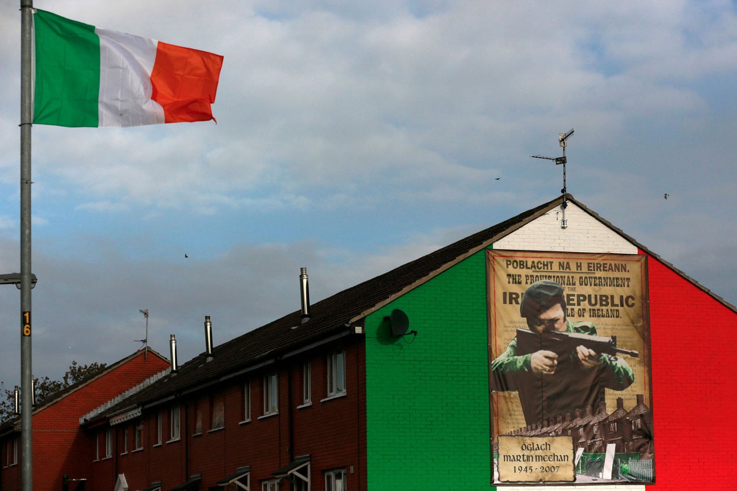 Un mural homenaje a un histórico pistolero del IRA levanta polémica en Belfast