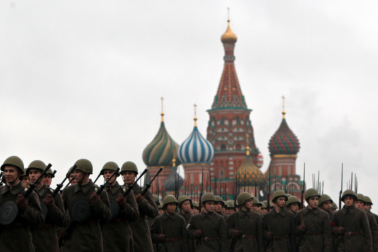 Militares rusos ensayan el desfile que homenajeará al Ejército que luchó en la II Guerra Mundial