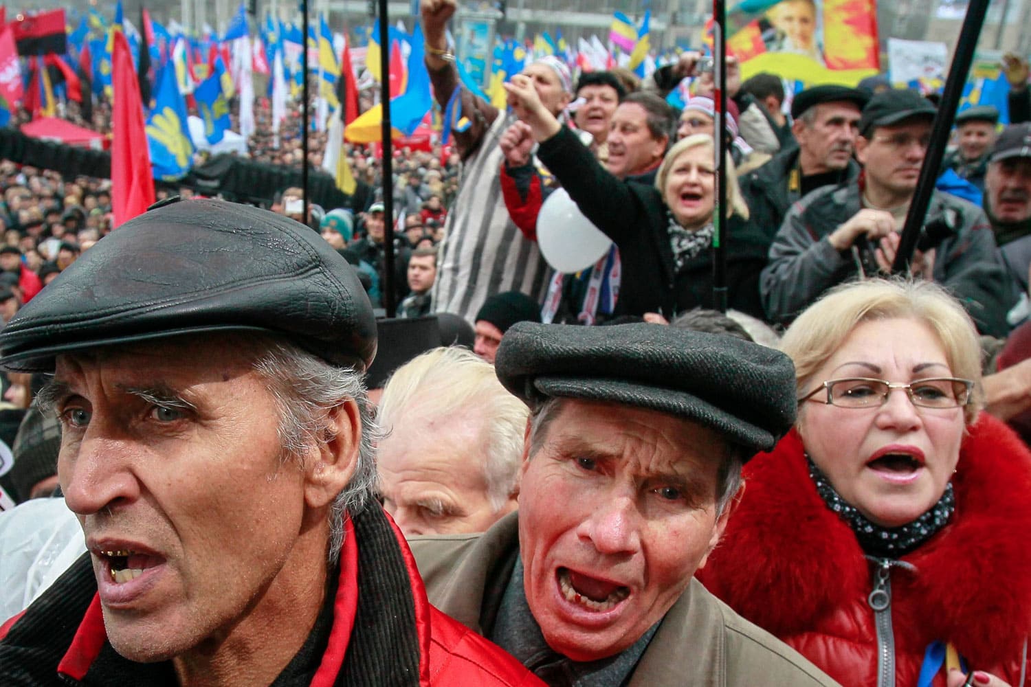 100.000 ucranianos protestan contra el acercamiento a la UE.