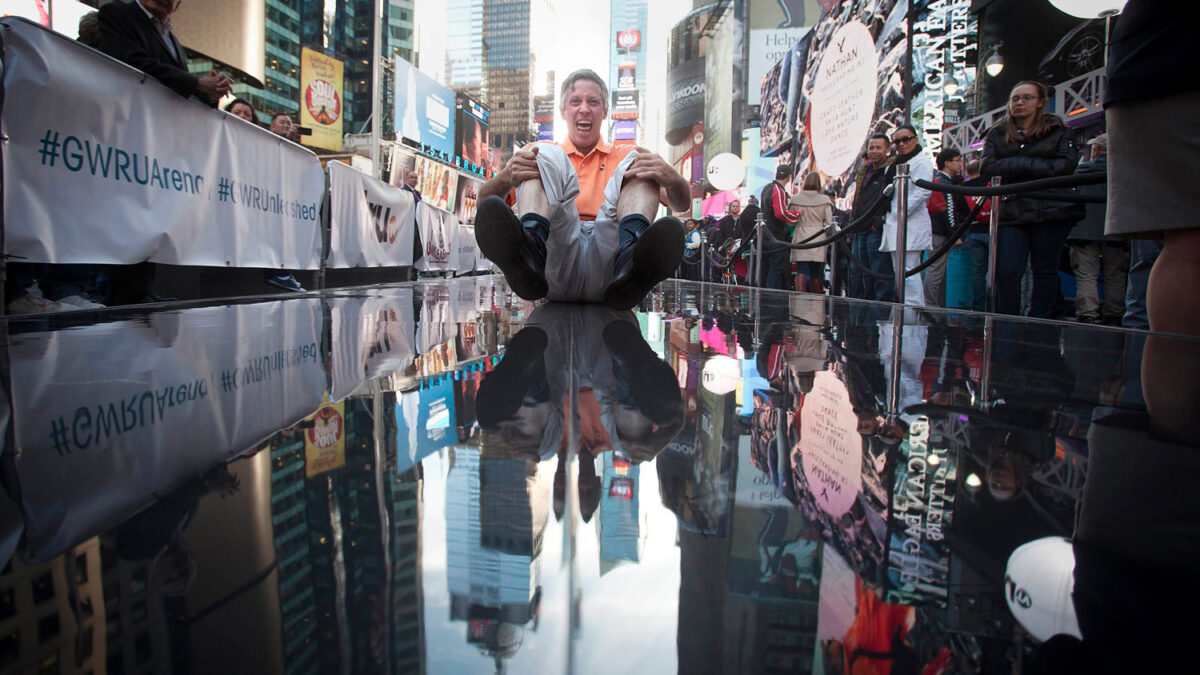 Varios participantes se reúnen en Times Square para intentar batir el récord Guinness