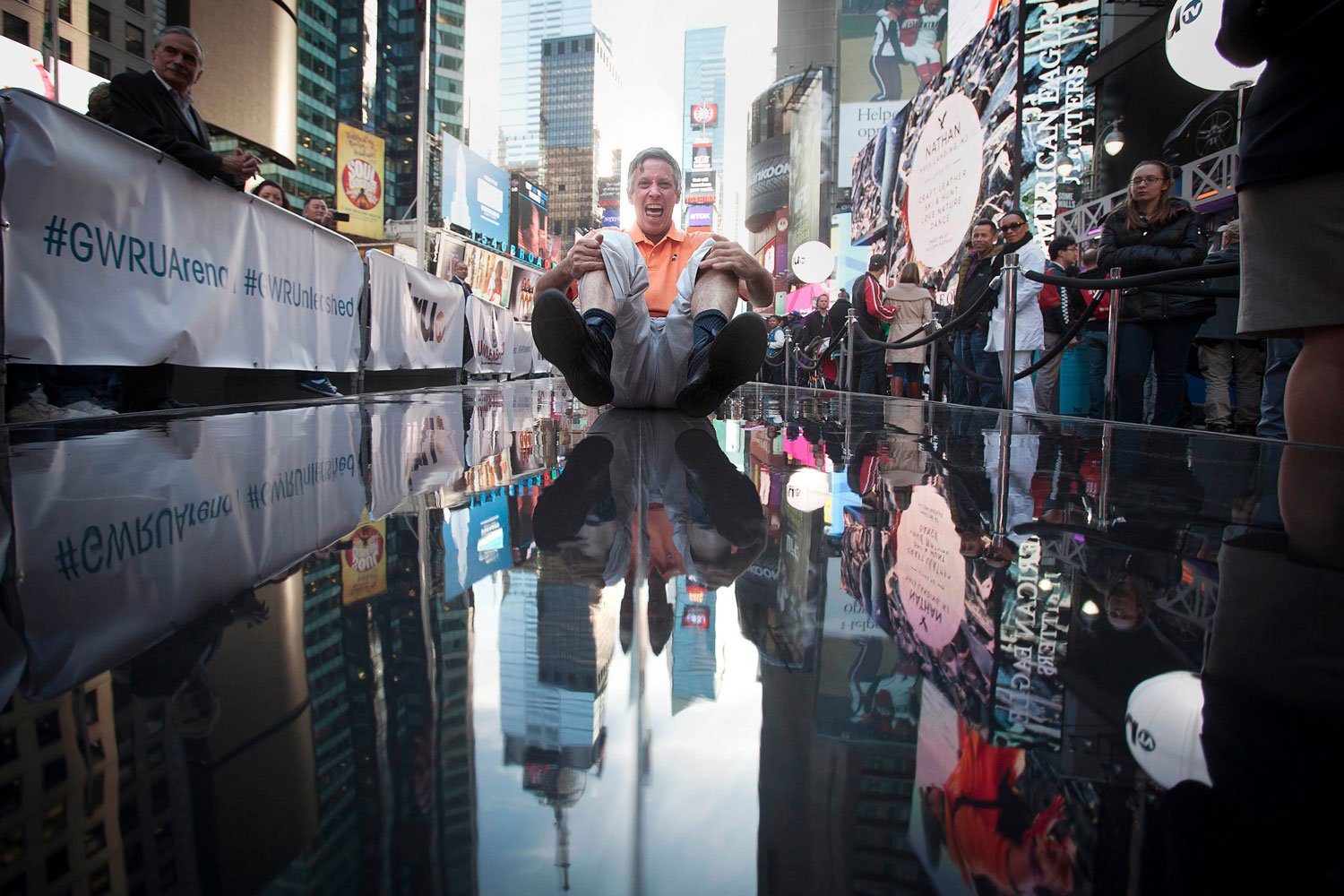 Varios participantes se reúnen en Times Square para intentar batir el récord Guinness