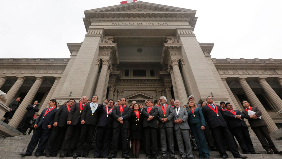 Los jueces Perú se manifiestan para exigir al Gobierno la homologación de sus salarios