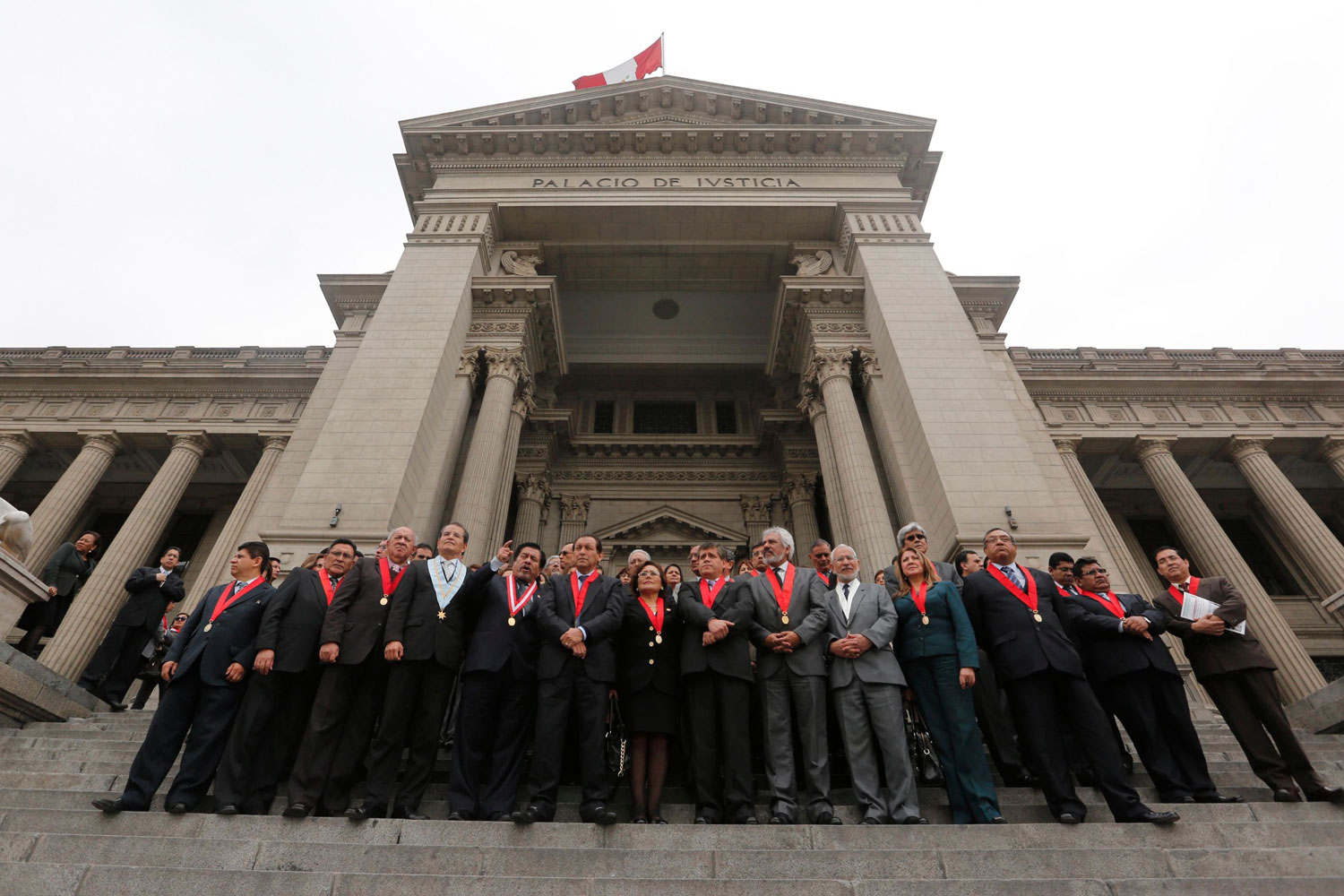 Los jueces Perú se manifiestan para exigir al Gobierno la homologación de sus salarios