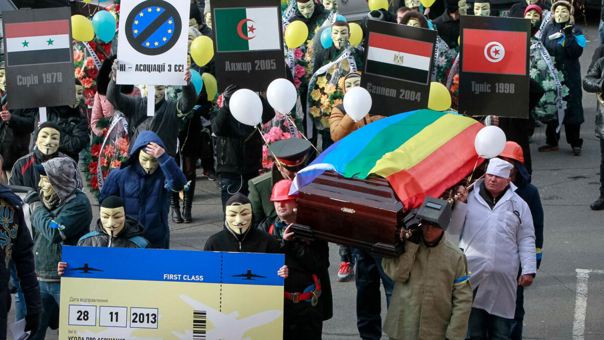 Manifestantes antieuropeístas recorren las calles de Kiev