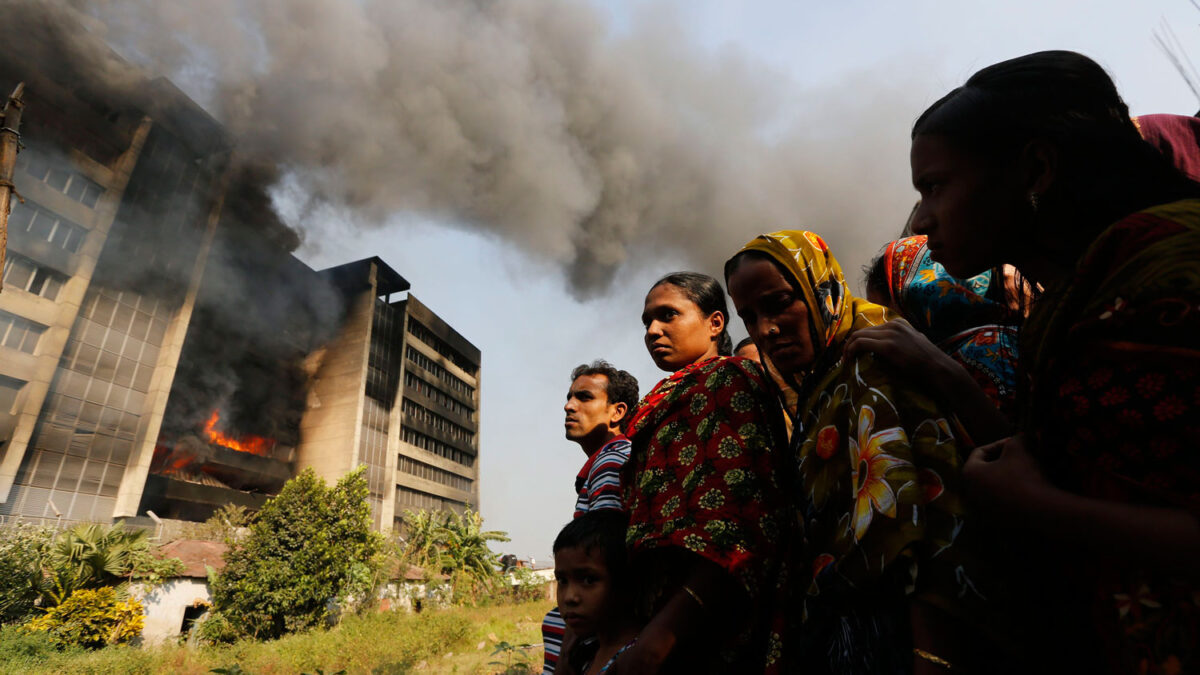 Los trabajadores incendian una fábrica textil en Bangladesh.