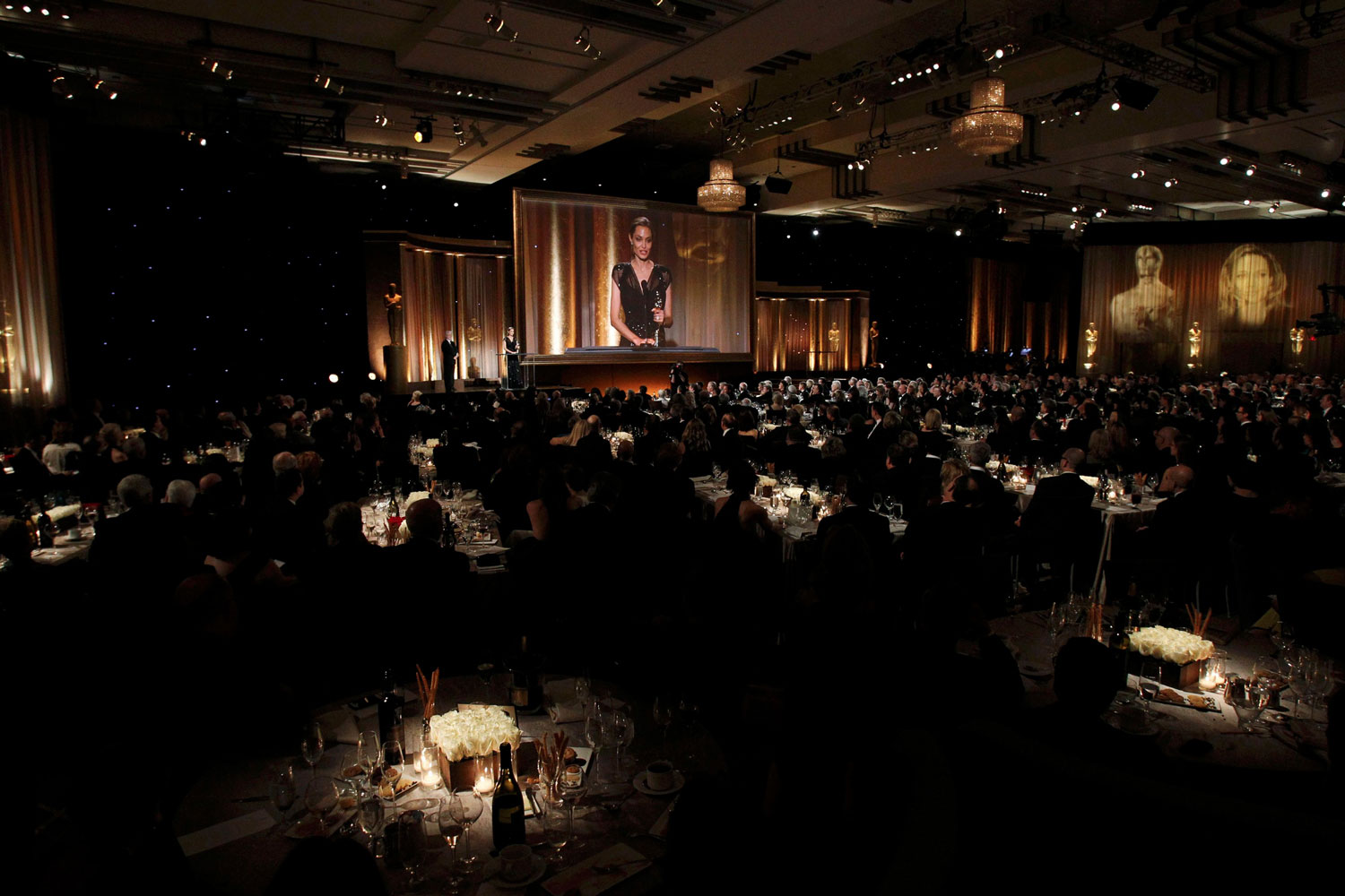 La actriz Angelina Jolie ha recibido el Óscar honorífico por su trabajo humanitario