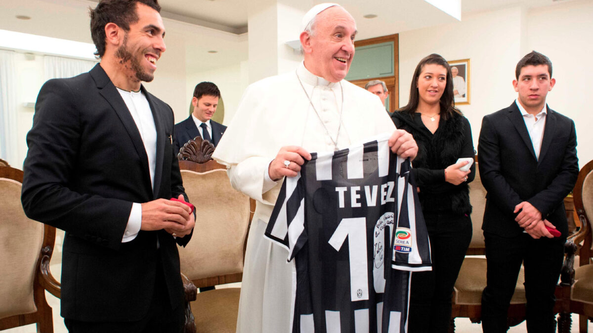 El Papa Francisco ha recibido al futbolista argentino Carlos Tévez que le ha firmado una camiseta