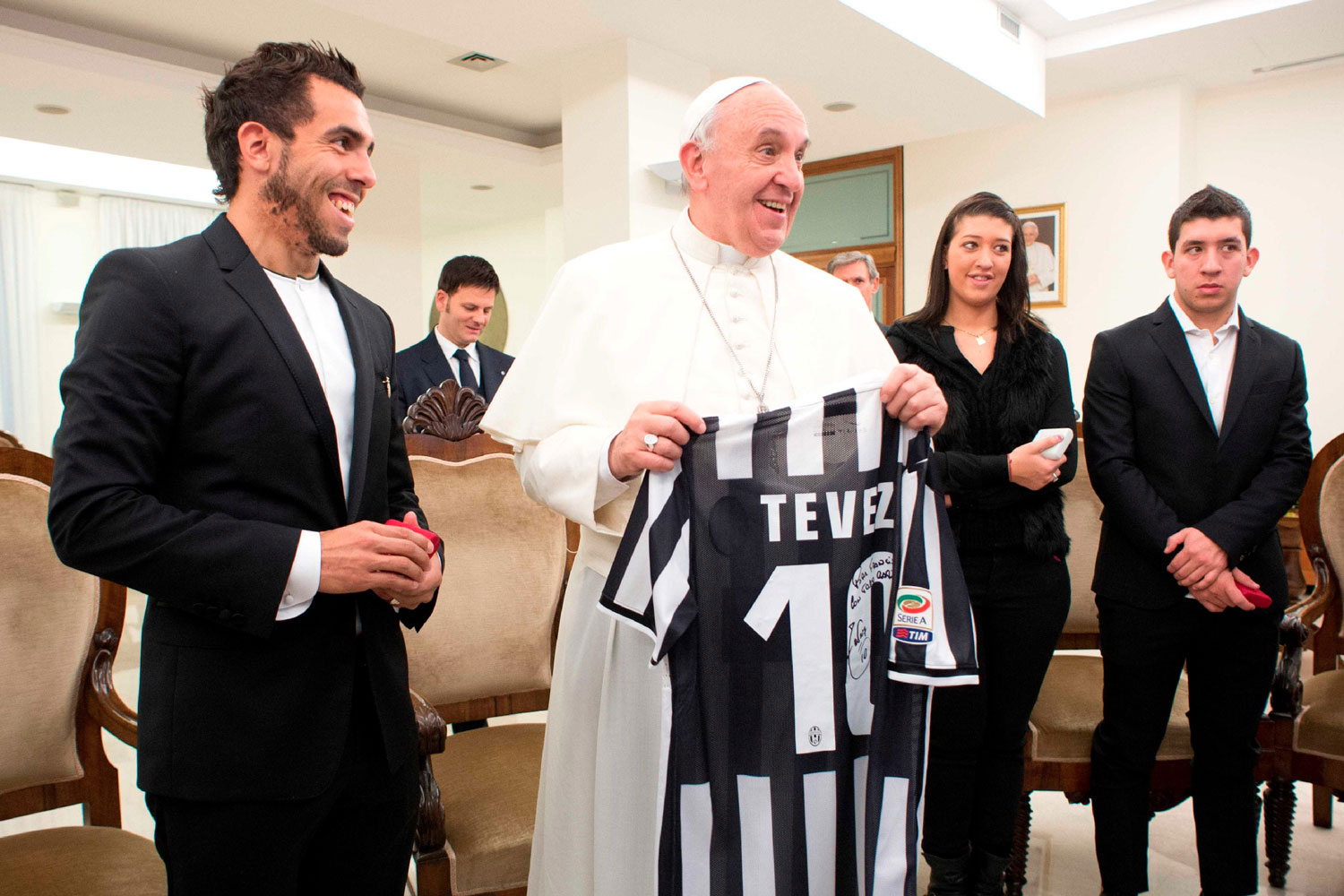 El Papa Francisco ha recibido al futbolista argentino Carlos Tévez que le ha firmado una camiseta