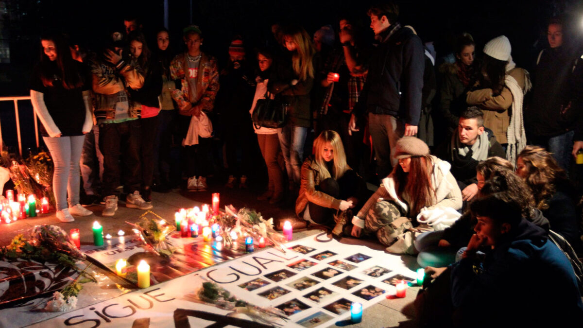 Velas y flores en el primer aniversario de la tragedia del Madrid Arena