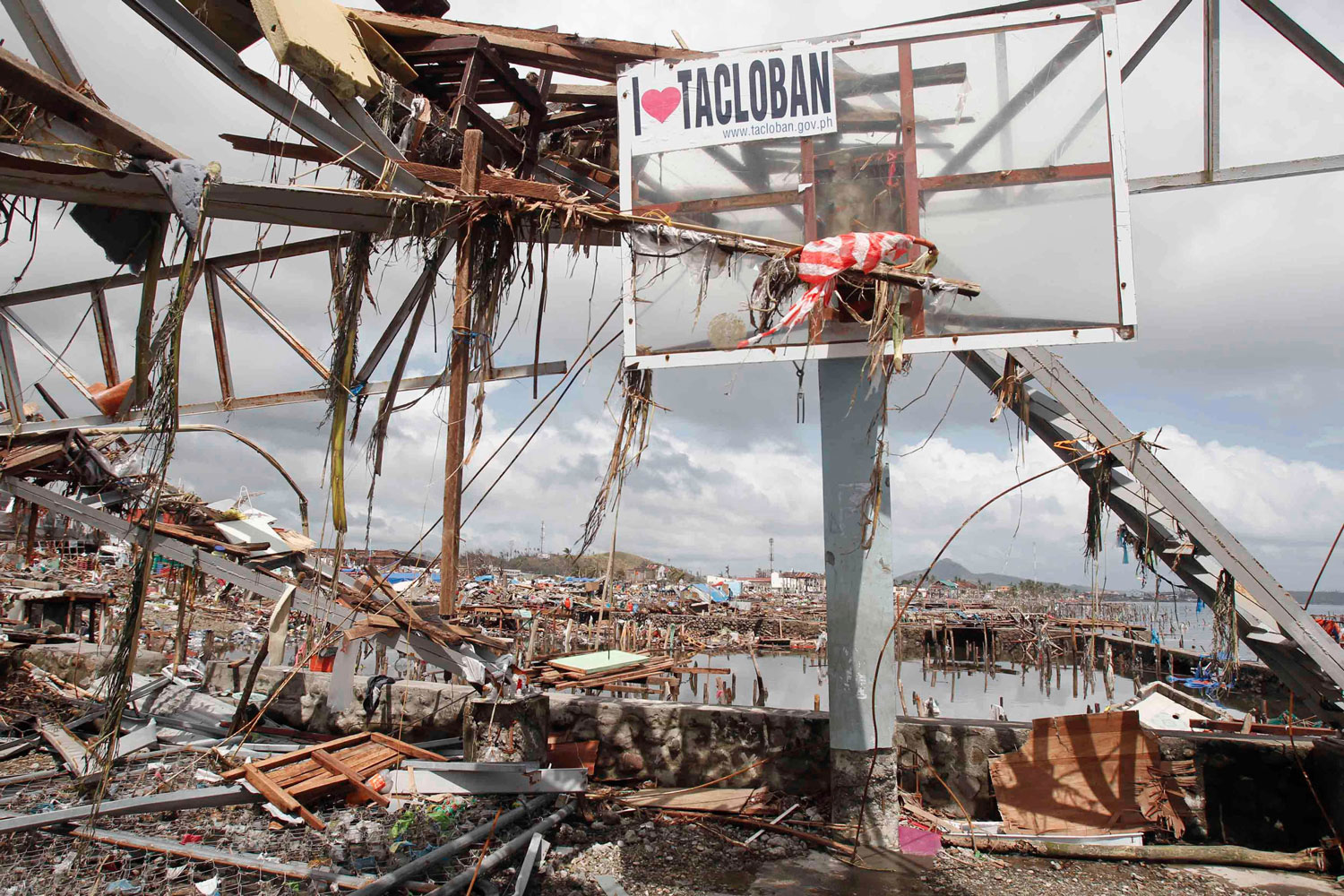 El tifón Haiyan deja más de 10.000 muertos en Filipinas