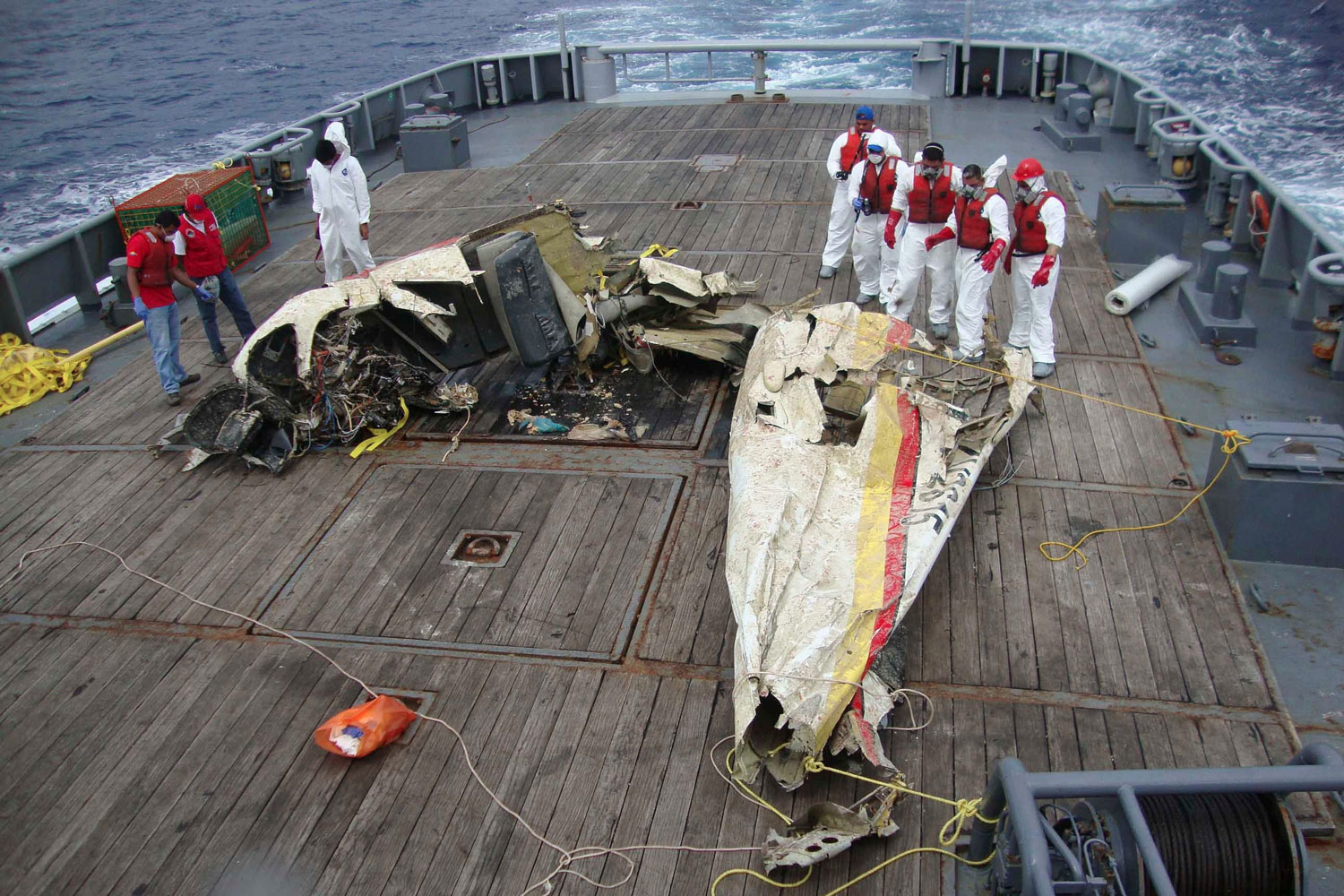 Бермудский треугольник авиакатастрофы. Обломки самолета в море. Подъем самолета из моря. Авиакатастрофы за 10 лет