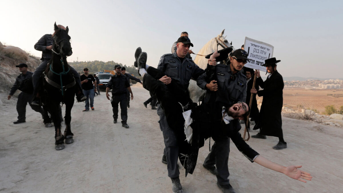 300 manifestantes ultraortodoxos contra las obras sobre un antiguo cementerio judío en Israel