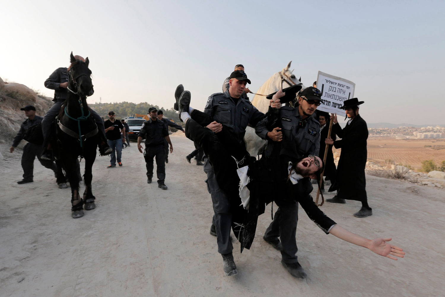 300 manifestantes ultraortodoxos contra las obras sobre un antiguo cementerio judío en Israel
