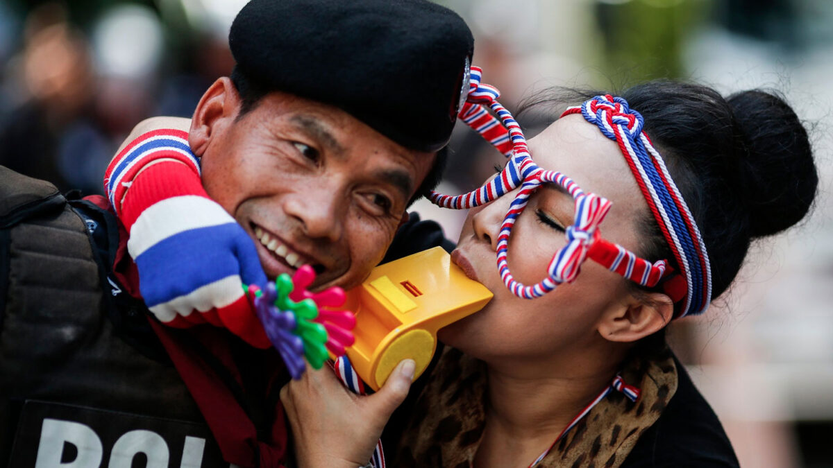 Manifestantes rodean la embajada de EEUU en Tailandia.