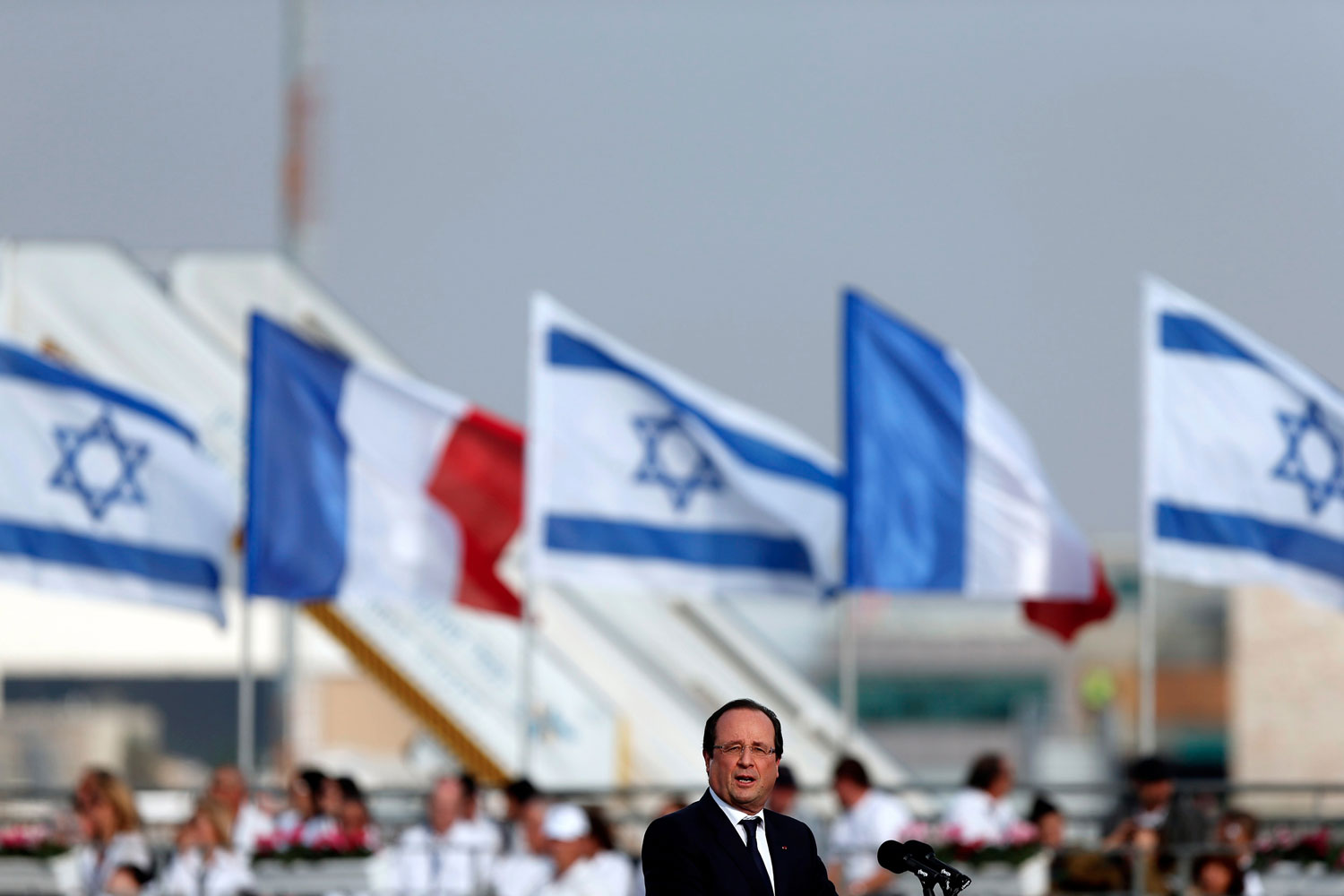 Hollande proclama en Israel que el programa nuclear de Irán es una amenaza para el mundo entero