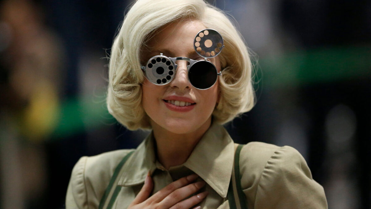 Lady Gaga causa furor a su llegada a Tokio.