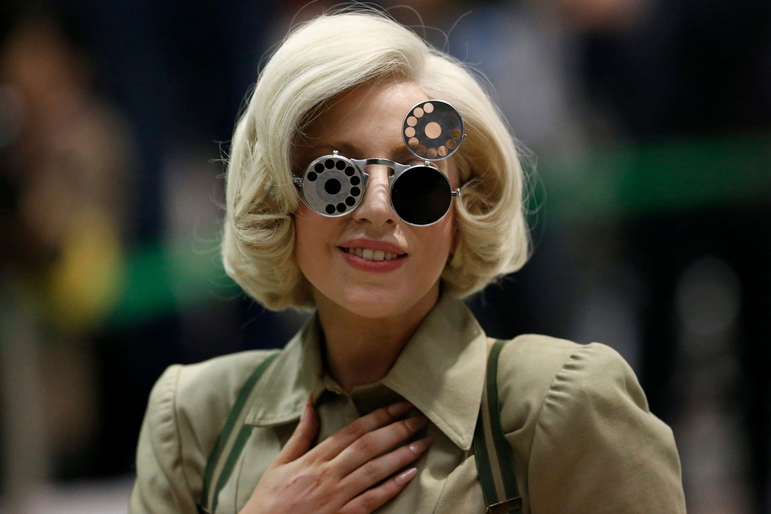 Lady Gaga causa furor a su llegada a Tokio.