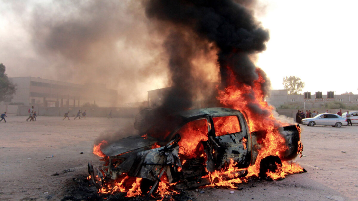 Un coche bomba mata en Libia a un oficial de inteligencia y a su hijo de dos años