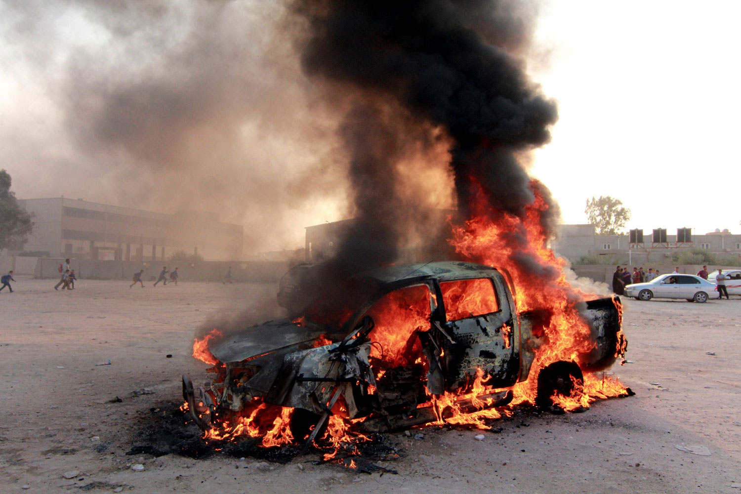 Un coche bomba mata en Libia a un oficial de inteligencia y a su hijo de dos años