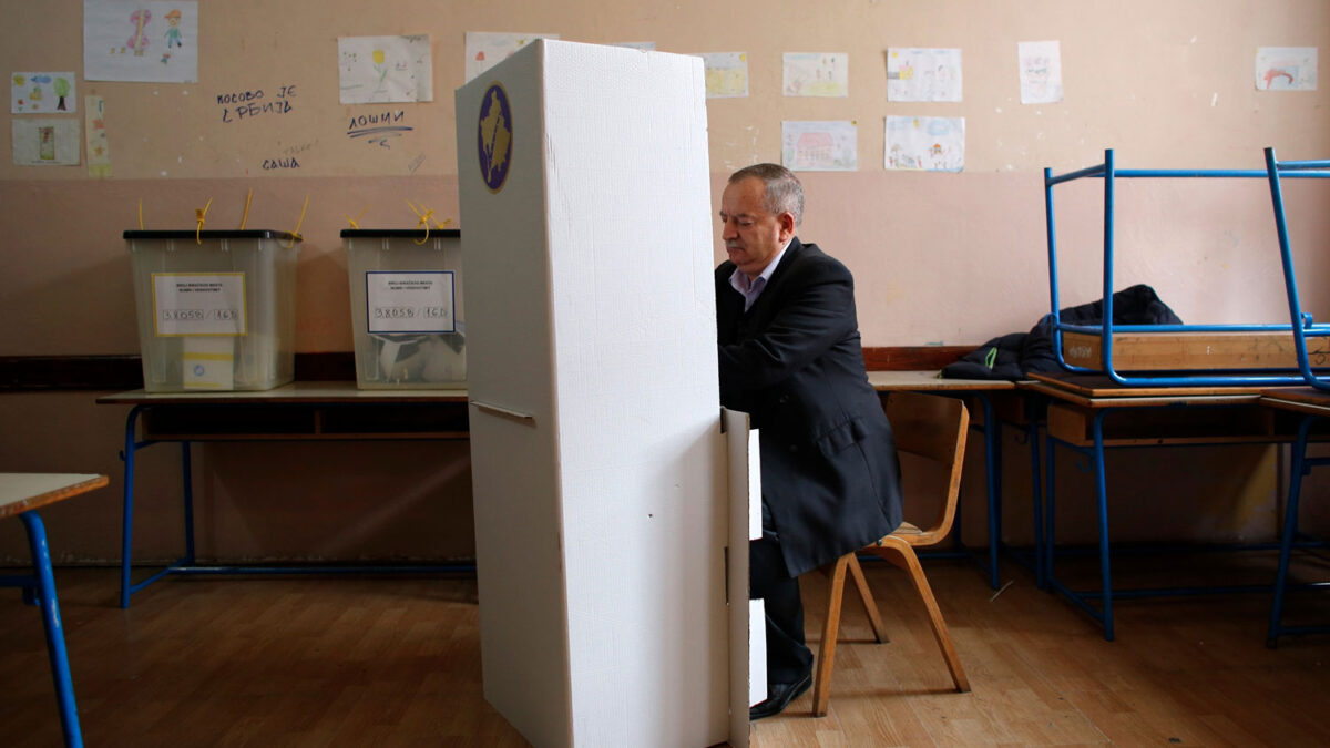Violencia y boicot empañan la jornada electoral en Kosovo
