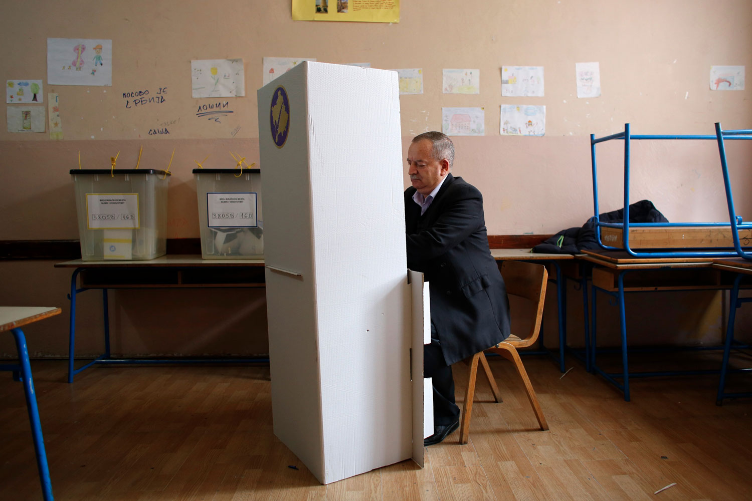 Violencia y boicot empañan la jornada electoral en Kosovo