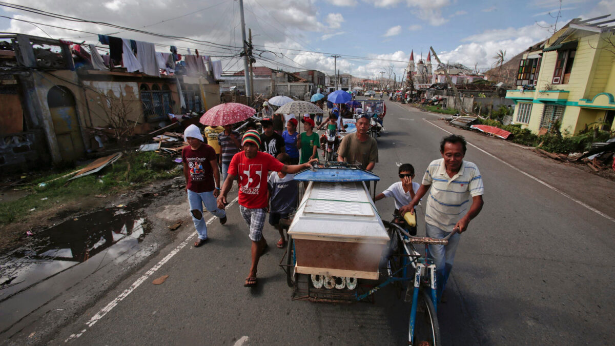 Los filipinos improvisaron ataúdes para dar sepultura a sus familiares y amigos fallecidos