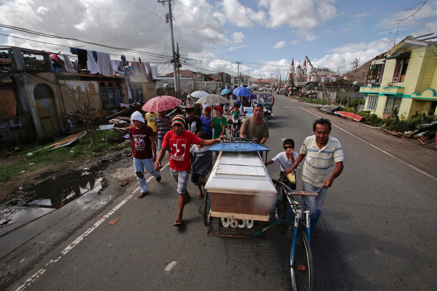 Los filipinos improvisaron ataúdes para dar sepultura a sus familiares y amigos fallecidos