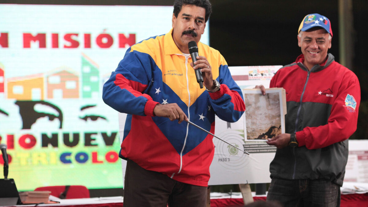 Maduro muestra una fotografía de la supuesta aparición del rostro Chávez en el Metro de Caracas.