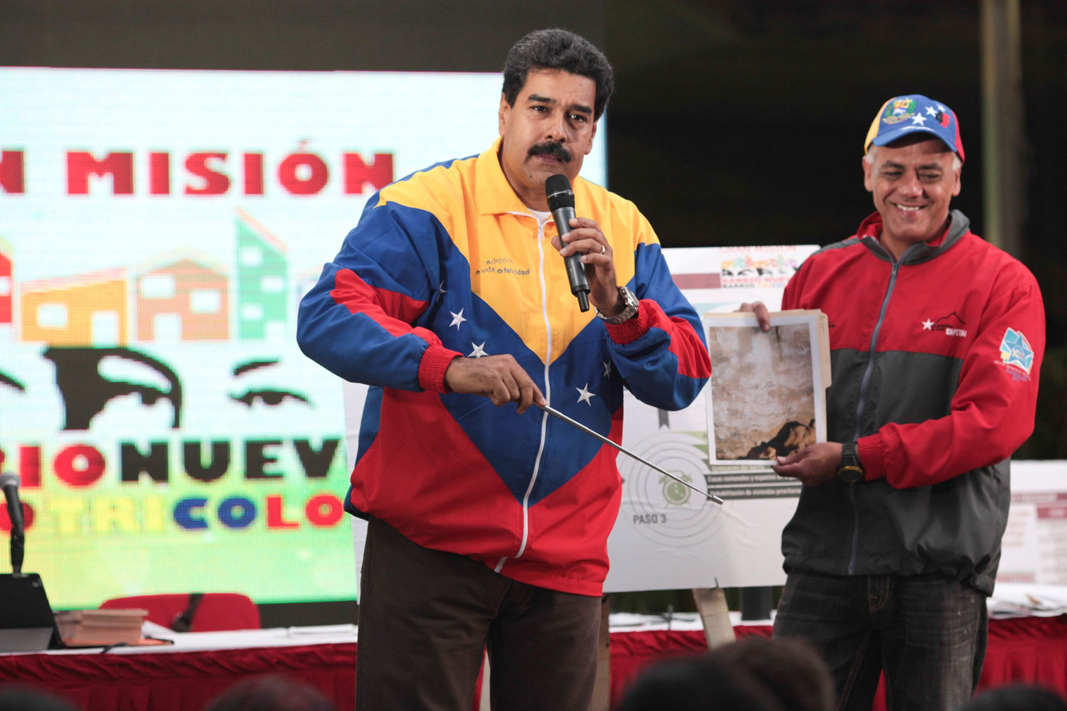 Maduro muestra una fotografía de la supuesta aparición del rostro Chávez en el Metro de Caracas.