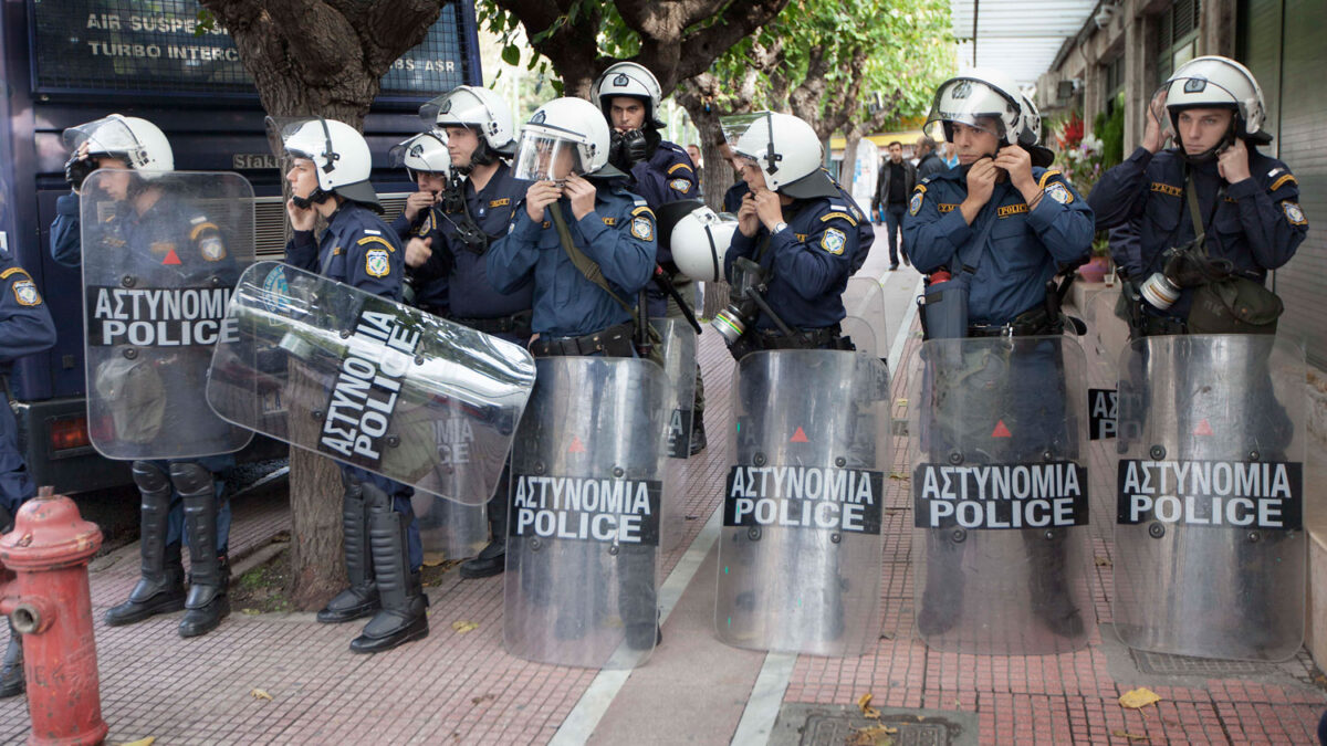 Policías se preparan ante posibles disturbios junto al Parlamento griego.