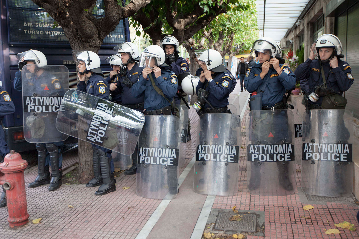 Policías se preparan ante posibles disturbios junto al Parlamento griego.