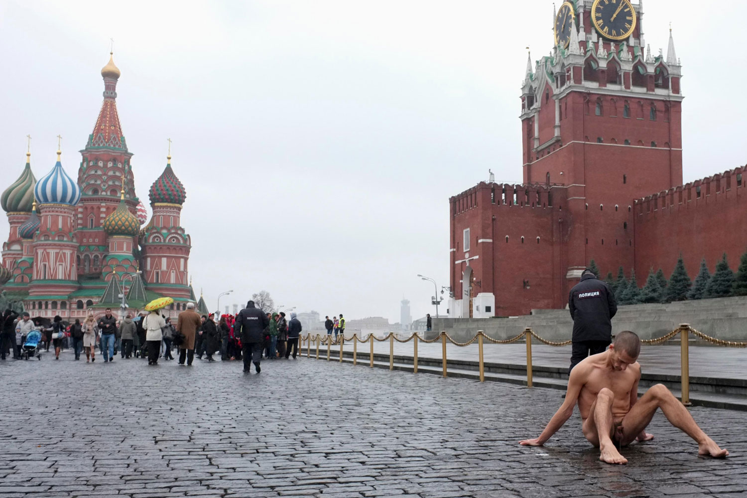 Un pintor clava sus testículos en Plaza Roja de Moscú para protestar contra la indiferencia política