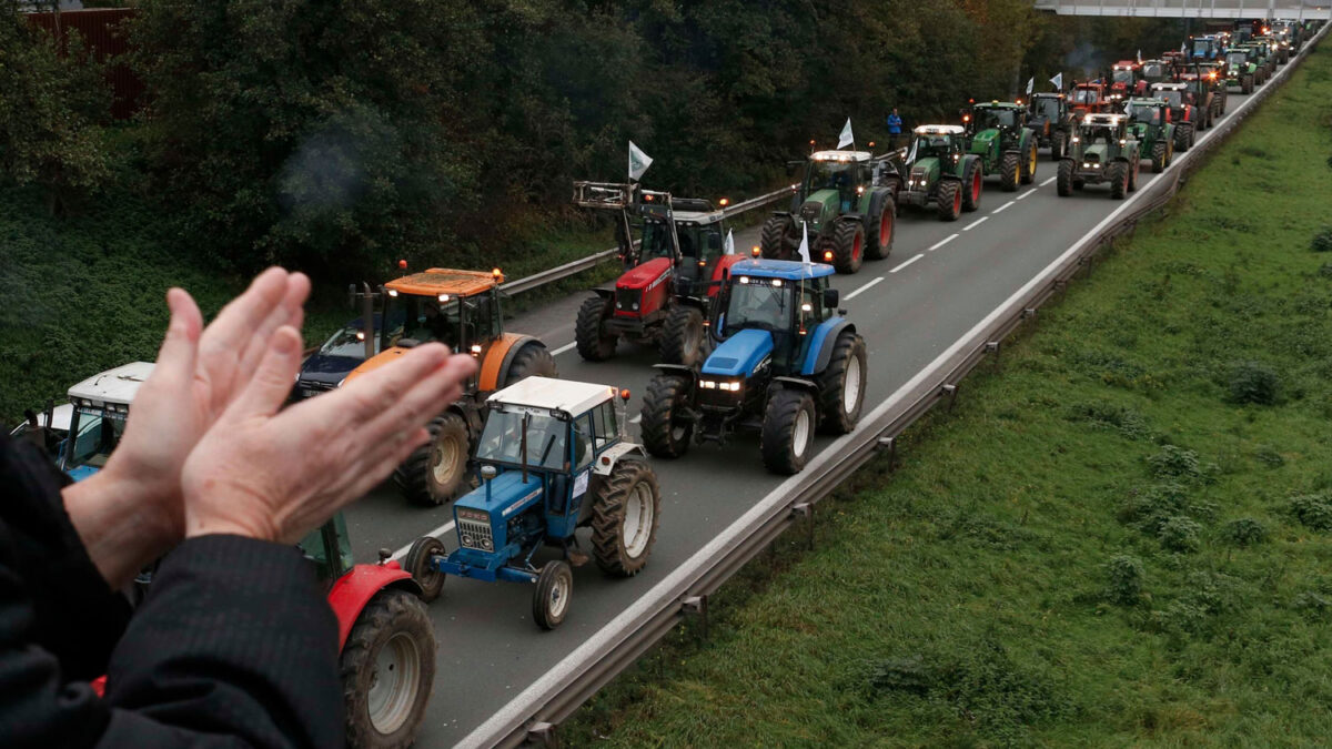 Los granjeros protestan contra la ecotasa que graba la circulación de vehículos pesados en Francia