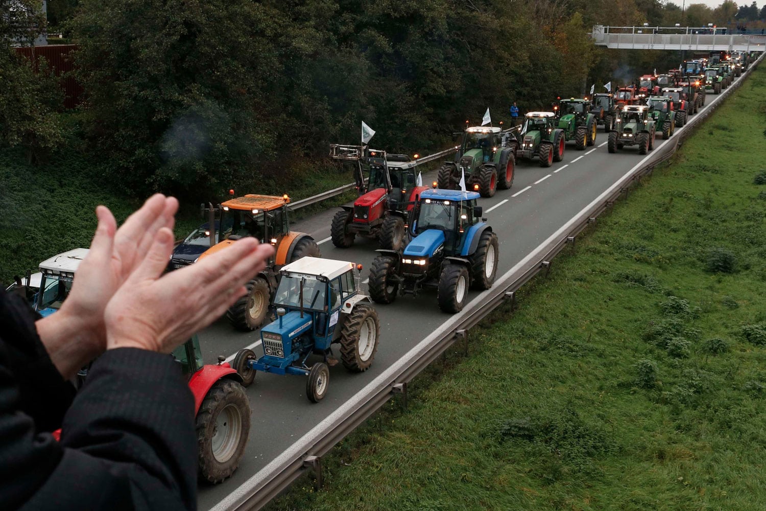 Los granjeros protestan contra la ecotasa que graba la circulación de vehículos pesados en Francia