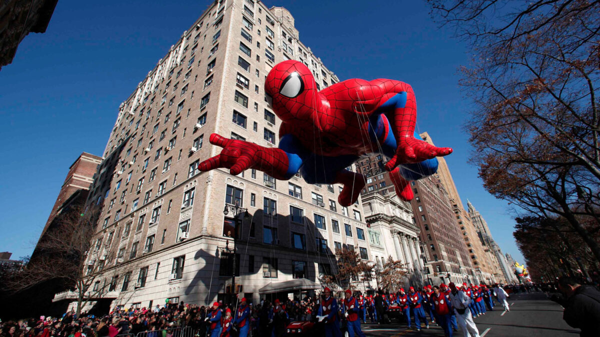 Globos gigantes en el cielo de Nueva York por Acción de Gracias.