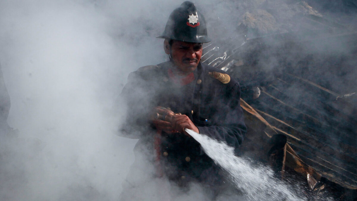 Varias chabolas afectadas por el incendio desatado en Mumbai. No hay víctimas ni heridos.