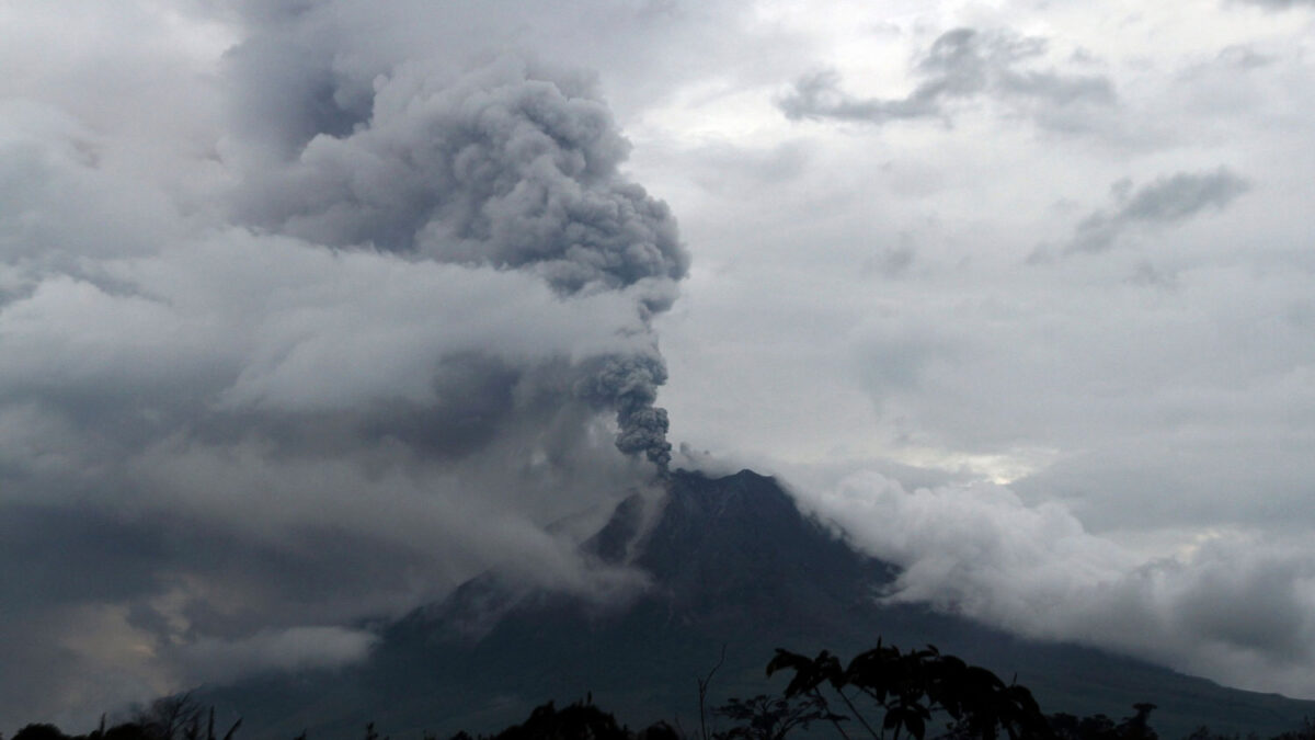 El volcán Sinabung entra en erupción y provoca la evacuación de más de un millar de personas