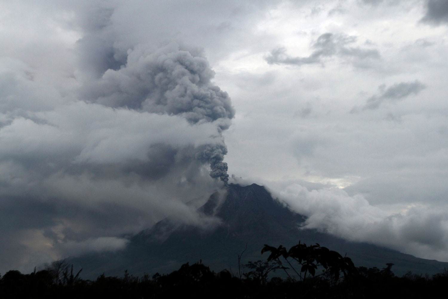 El volcán Sinabung entra en erupción y provoca la evacuación de más de un millar de personas