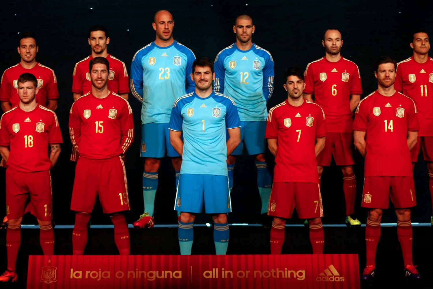 La Selección Española tiñe de rojo su ropa para el Mundial de Brasil