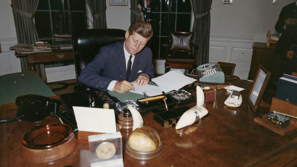 Tras el bloqueo naval, John Kennedy negoció con la URSS el desmantelamiento de las bases soviéticas