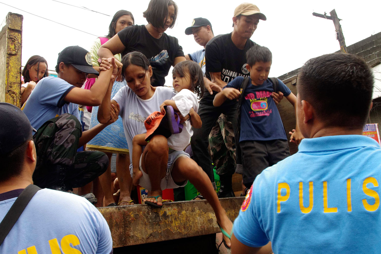 Filipinas se prepara ante la llegada del supertifón Haiyan con vientos de hasta 370 km/h