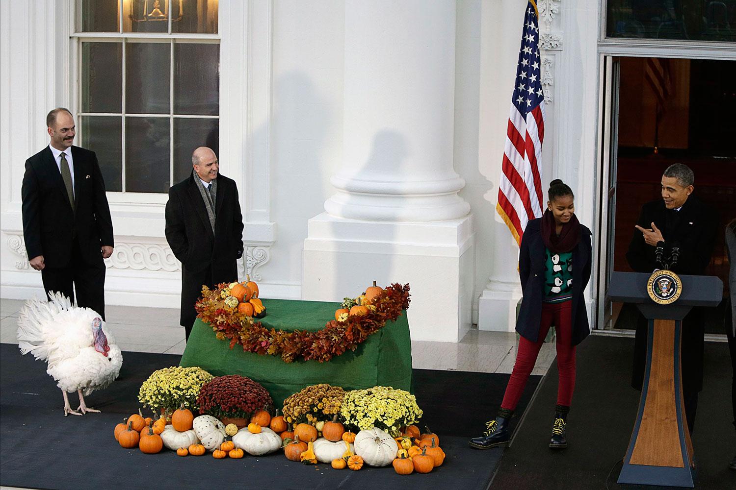 Como marca la tradición, Obama indultó a un pavo que vivirá en una finca histórica