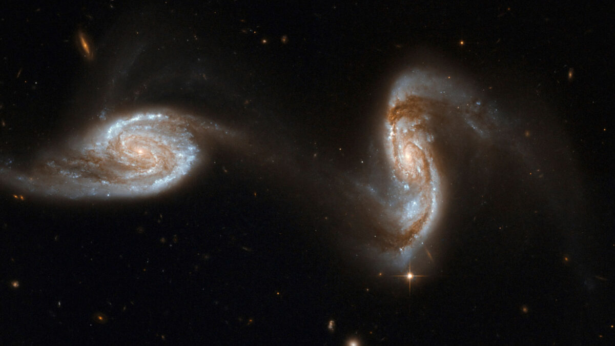 Las galaxias NGC 5257 y NGC 5258 interactúan. Albergan agujeros negros supermasivos en su centro