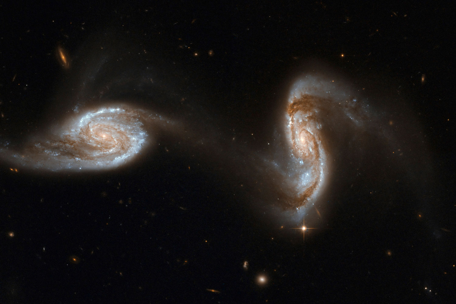 Las galaxias NGC 5257 y NGC 5258 interactúan. Albergan agujeros negros supermasivos en su centro