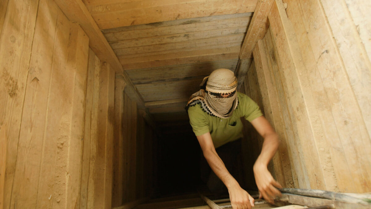 Los pasadores ilegales cortan con sopletes lo muros de acero en los túneles de Rafá