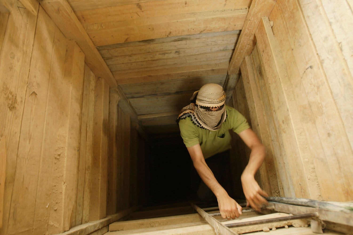 Los pasadores ilegales cortan con sopletes lo muros de acero en los túneles de Rafá