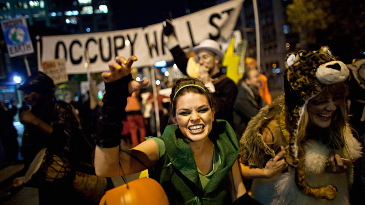 Pancartas de Occupy Wall Street portadas por gente disfrazada han recorrido las calles de Nueva York