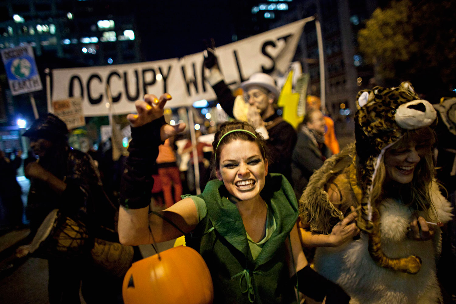 Pancartas de Occupy Wall Street portadas por gente disfrazada han recorrido las calles de Nueva York