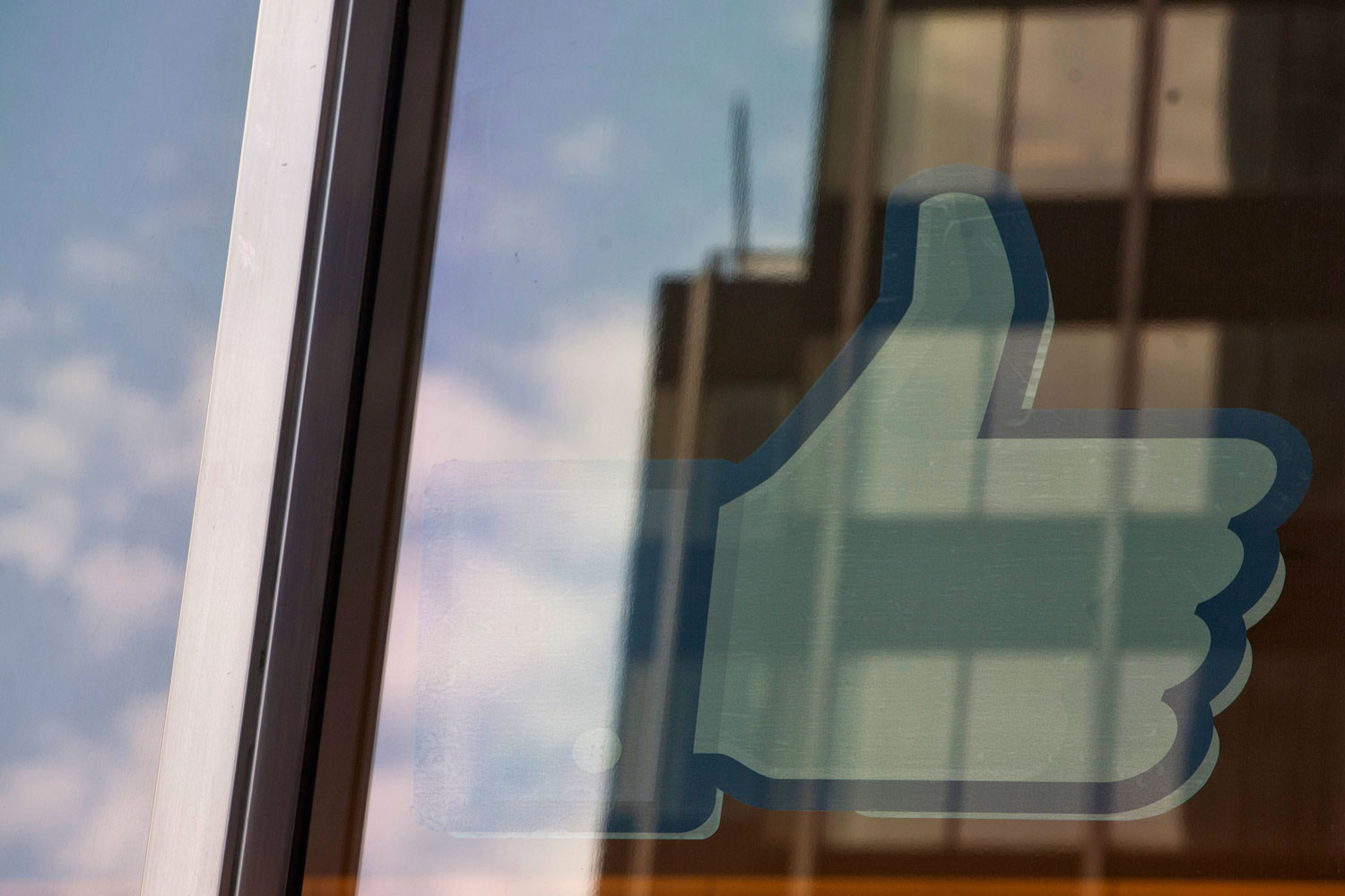 Facebook baja el pulgar y sentencia a su dedo pulgar