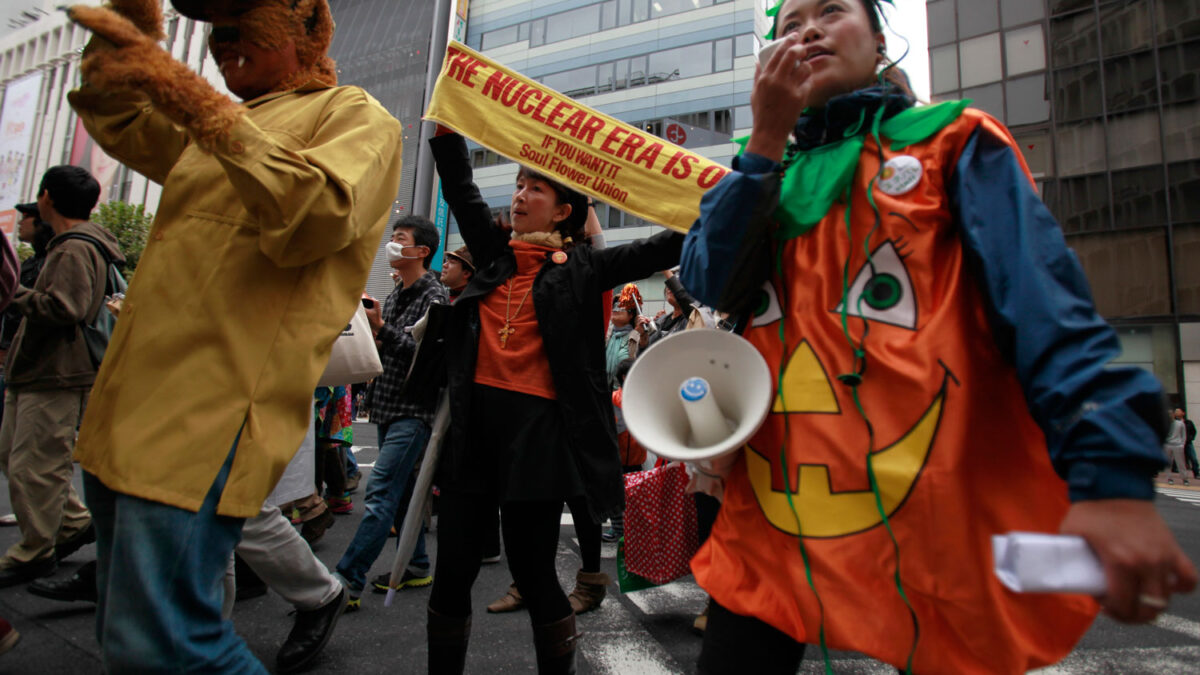 Un centenar de manifestantes disfrazados han protagonizado protestas antinucleares en Tokio